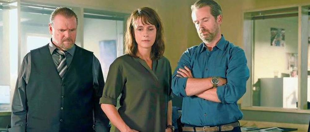 Was bleibt? Die Kollegen Lemp (Felix Vörtler), Brasch (Claudia Michelsen) und Köhler (Matthias Matschke) starren auf die Überreste einer Hand.