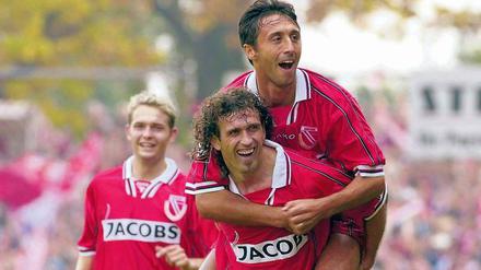 Glückliche Tage in der Lausitz. Am 14. Oktober 2000 besiegten Bruno Akrapovic (u.) und Energie Cottbus im Bundesligaheimspiel die Bayern 1:0.