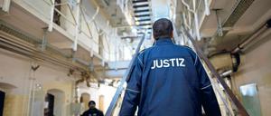 Das Vergewaltigungsopfer soll versucht haben eine Anzeige zu erstatten. Diese soll von einem Beamten zerrissen worden sein.