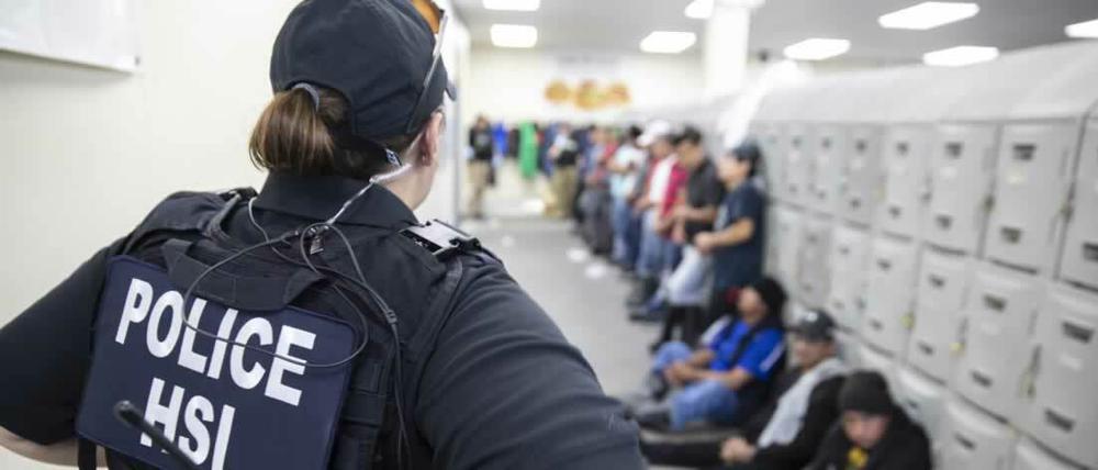 Eine Einwanderungs-Polizistin bei den Festnahmen in Mississippi. 