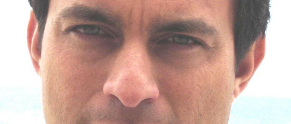 Jason Schwartz wurde in New York geboren und lebt heute in Florida.