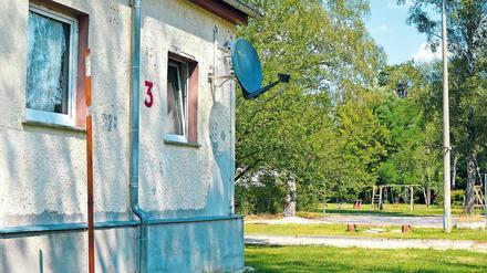 Das Flüchtlingsheim von Hohenleipisch liegt abgelegen auf einer Lichtung im Wald.