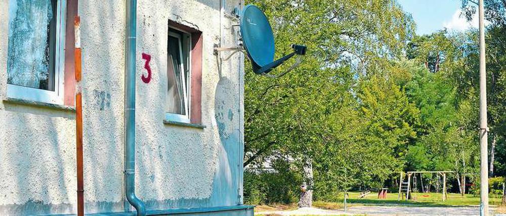 Das Flüchtlingsheim von Hohenleipisch liegt abgelegen auf einer Lichtung im Wald.