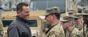 US-Botschafter Richard Grenell (M.) in der Clausewitz-Kaserne mit Soldaten der US-Armee (Archiv)