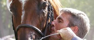 Verdiente Erfrischung. Nur der Pfleger von "French King" kann dem schnellen Pferd das Wasser reichen.