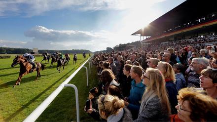 Wenn das Wetter stimmt, ist es einer der schönsten Plätze der Welt. Die Galopprennbahn Hoppegarten.