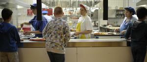 Die Küchenkräfte der Schulcaterer bangen jetzt um ihren erhöhten Mindestlohn. 
