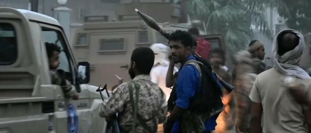 Auf diesem Videostandbild sind Kämpfer des südlichen Übergangsrats (STC) zu sehen, als sie sich auf dem Weg zum Präsidentenpalast in Aden machten.