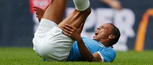 Schmerzhafter Moment. Im Duell gegen Liverpool zieht sich Leroy Sané einen Kreuzbandanriss zu.