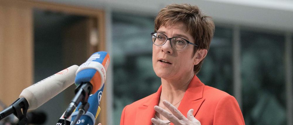 Bundesverteidigungsministerin und CDU-Chefin Annegret Kramp-Karrenbauer will Soldaten kostenlose Bahnfahrten ermöglichen.