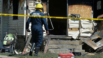 Ein Feuerwehrmann nach einem Brand in einer Kinderbetreuungsstätte in der Stadt Erie.