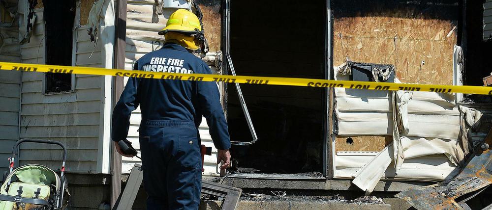 Ein Feuerwehrmann nach einem Brand in einer Kinderbetreuungsstätte in der Stadt Erie.
