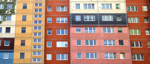 Farbig gestaltete Plattenbauten in Berlin (Symbolbild).