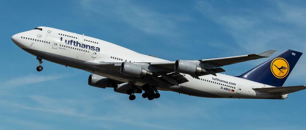 Eine Boeing 747 der Fluggesellschaft Lufthansa im Landeanflug auf den Flughafen Frankfurt.