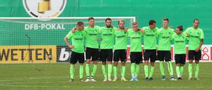 Keine Tribüne an der Stirnseite, aber viel Spannung. Die Spieler des SV Rödinghausen vor dem Elfmeterschießen gegen Paderborn - das der Bundesligist gewann.
