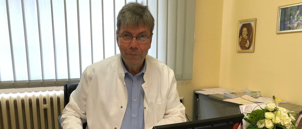 Johannes Becker, 61, führt seit 1991 eine Hausarztpraxis in Ruhland unweit der Grenze zu Sachsen.