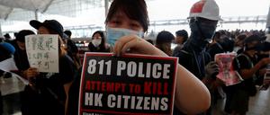 Demonstranten am Flughafen Hongkong.