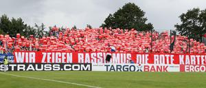 Königsblau sieht Rot. Schalkes Fans beim Spiel beim Auswärtsspiel gegen Drochtersen/Assel.