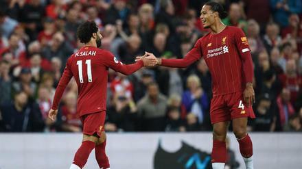 Torschützen unter sich. Virgil van Dijk (r.) und Mo Salah feiern Liverpools Auftaktsieg.