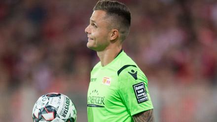 Bällehalter. Unions Torwart Rafal Gikiewicz, 31.