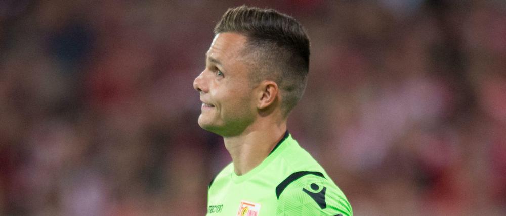 Bällehalter. Unions Torwart Rafal Gikiewicz, 31.