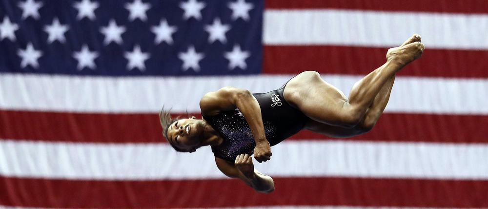 Lockeres Aufwärmen. Simone Biles bereitet sich auf ihren Wettkampf vor.