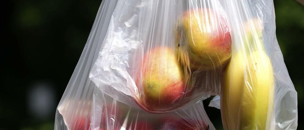 Obst wird häufig in dünnen Plastiktüten getragen.