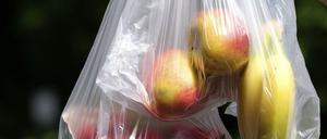 Obst wird häufig in dünnen Plastiktüten getragen.