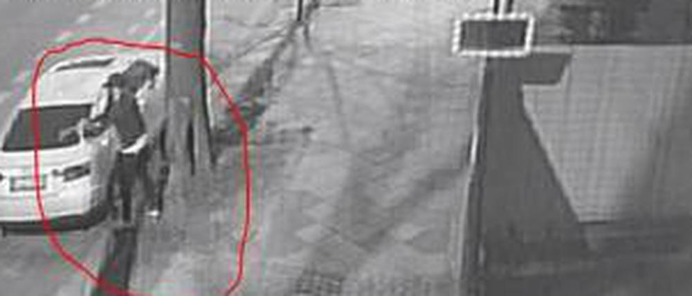 Ein Überwachungsvideo zeigt den Tatverdächtigen in der Teilestraße.