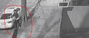 Ein Überwachungsvideo zeigt den Tatverdächtigen in der Teilestraße.