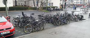 Vorbildlich: Auf drei Autoparkplätze passen eine Masse Fahrräder, wie hier am Rathaus Schöneberg