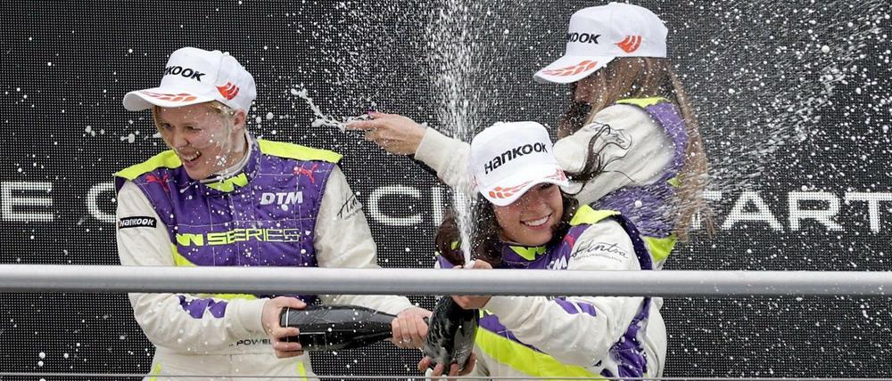 Siegerinnenfeier. Siegerin Jamie Chadwick (M) aus Großbritannien, die Zweite, Alice Powell (l) aus Großbritannien und Marta Garcia aus Spanien.