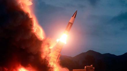 Eine Kurzstreckenrakete wird in Nordkorea während eines Tests an der Ostküste des Landes abgefeuert. 