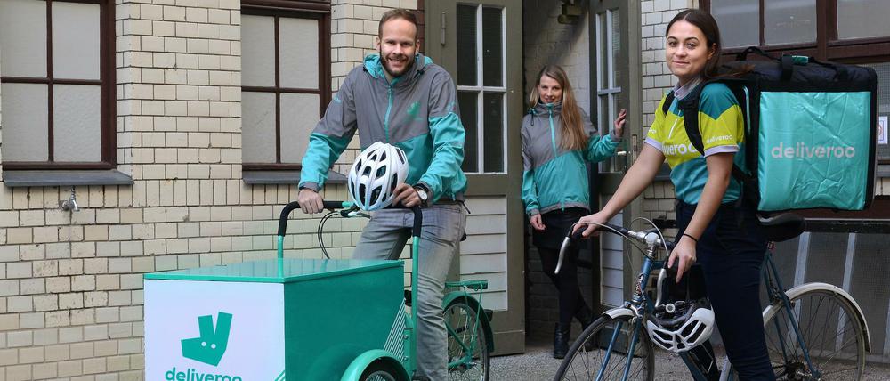 Mitarbeiter vor der Zentrale von Deliveroo in Berlin-Kreuzberg.