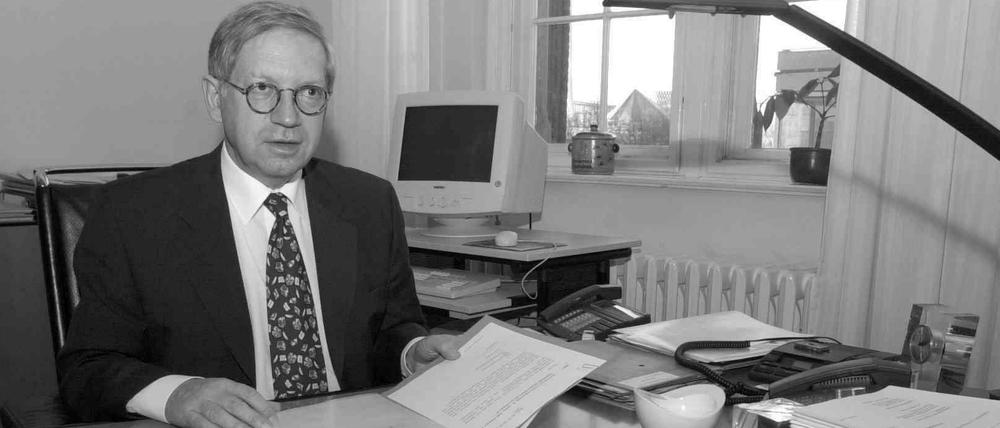 Volker Kähne als Chef der Berliner Senatskanzlei im Jahr 2001 an seinem Schreibtisch im Roten Rathaus.