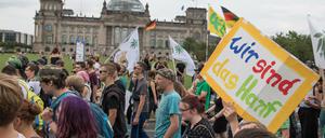 Zahlreiche Menschen ziehen bei der 23. Hanfparade für eine Legalisierung von Cannabis am Reichstag vorbei.