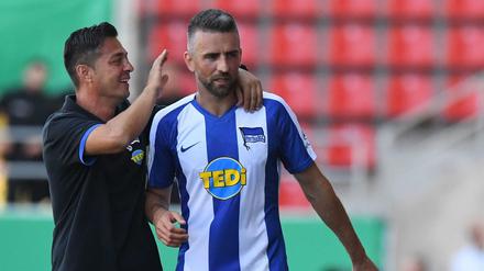 Gut gemacht: Herthas Trainer Ante Covic gratuliert seinem doppelten Torschützen Vedad Ibisevic.