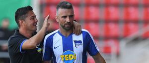Gut gemacht: Herthas Trainer Ante Covic gratuliert seinem doppelten Torschützen Vedad Ibisevic.