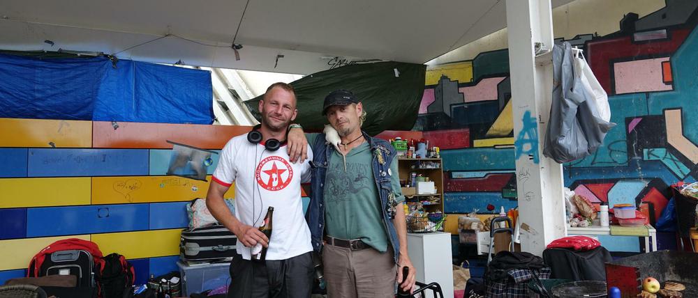 Die Obdachlosen Juri (links) und "Ananas" in ihrem Camp vor dem Eingang zum S- und U-Bahnhof Lichtenberg.
