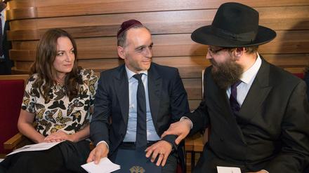 Bundesaußenminister Heiko Maas (SPD) und Rabbiner Yehuda Teichtal nahmen am Freitagabend an einem Solidaritätsgebet teil.