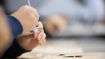 Ein Schüler macht vor der ersten Stunde an einer Schule einen Corona-Schnelltest (zu dap: «Geringe Zahl von positiven Coronatests in Hessen nach Schulstart»). +++ dpa-Bildfunk +++