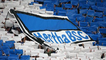 Nur nach Hause geh'n sie nicht, die treuen Hertha-Seelen.