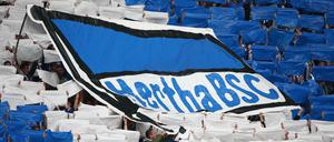 Nur nach Hause geh'n sie nicht, die treuen Hertha-Seelen.
