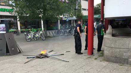 Die Lagerfeuerromantik wurde von den Polizeibeamten jäh gestoppt.