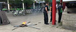 Die Lagerfeuerromantik wurde von den Polizeibeamten jäh gestoppt.