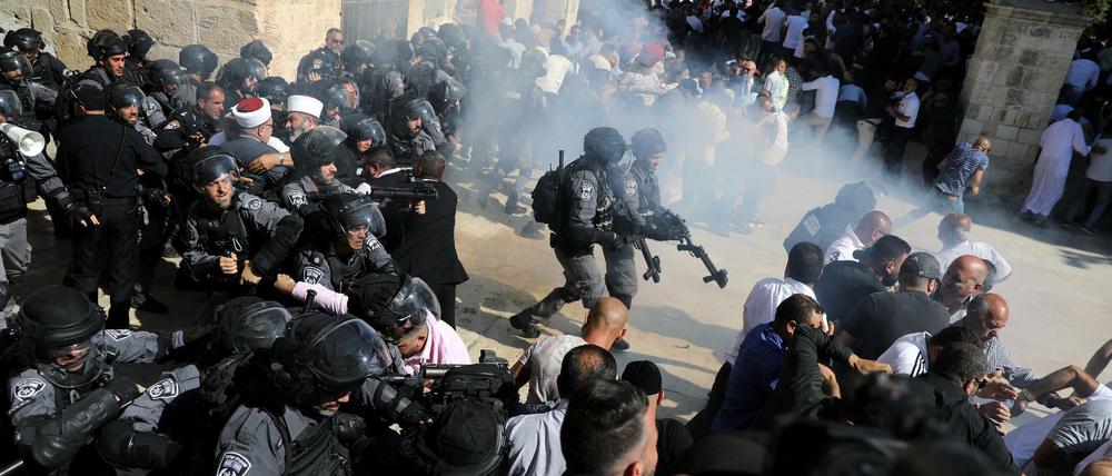 Die israelische Polizei bei Zusammenstößen mit palästinensischen Gläubigen.