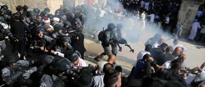 Die israelische Polizei bei Zusammenstößen mit palästinensischen Gläubigen.