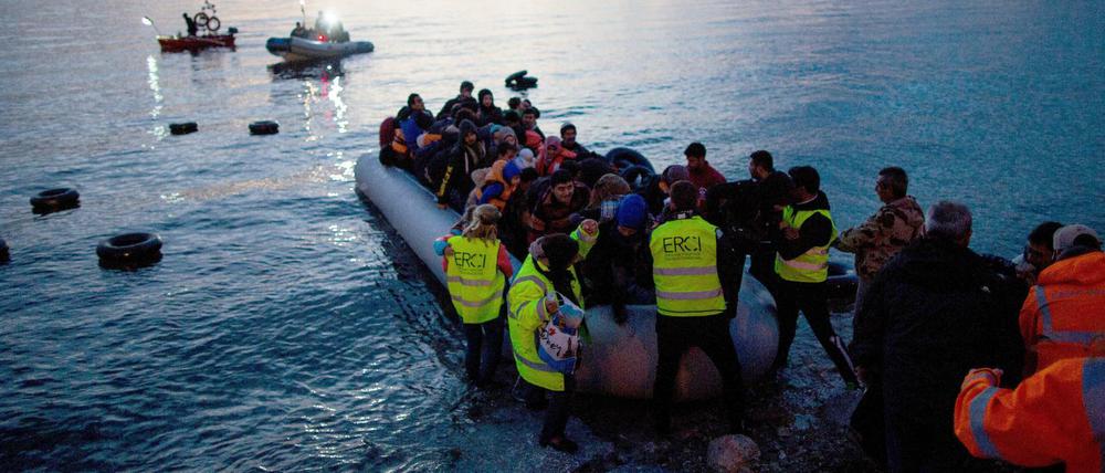 Flüchtlinge kommen in einem Schlauchboot aus der Türkei auf der griechischen Insel Lesbos an.