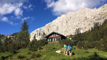 Das Karwendelgebirge liegt zum größeren Teil in Tirol, zum kleineren in Bayern. Zwei Bergwanderer sind dort ums Leben gekommen.