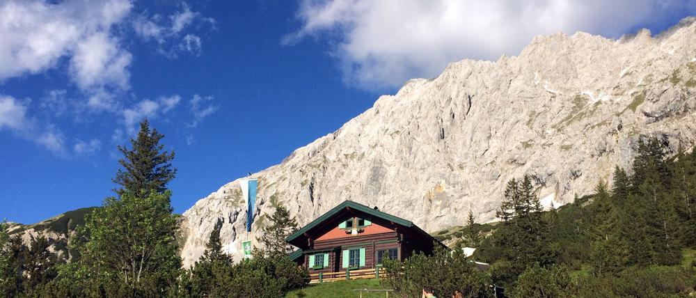 Das Karwendelgebirge liegt zum größeren Teil in Tirol, zum kleineren in Bayern. Zwei Bergwanderer sind dort ums Leben gekommen.